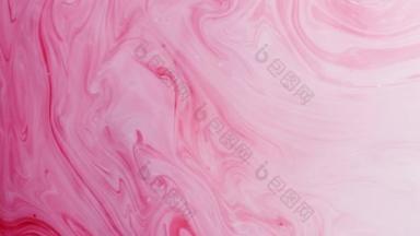 五颜六色的粉红和白色的油漆线和水滴混合在一起。墨水在旋转。<strong>水下</strong>作业